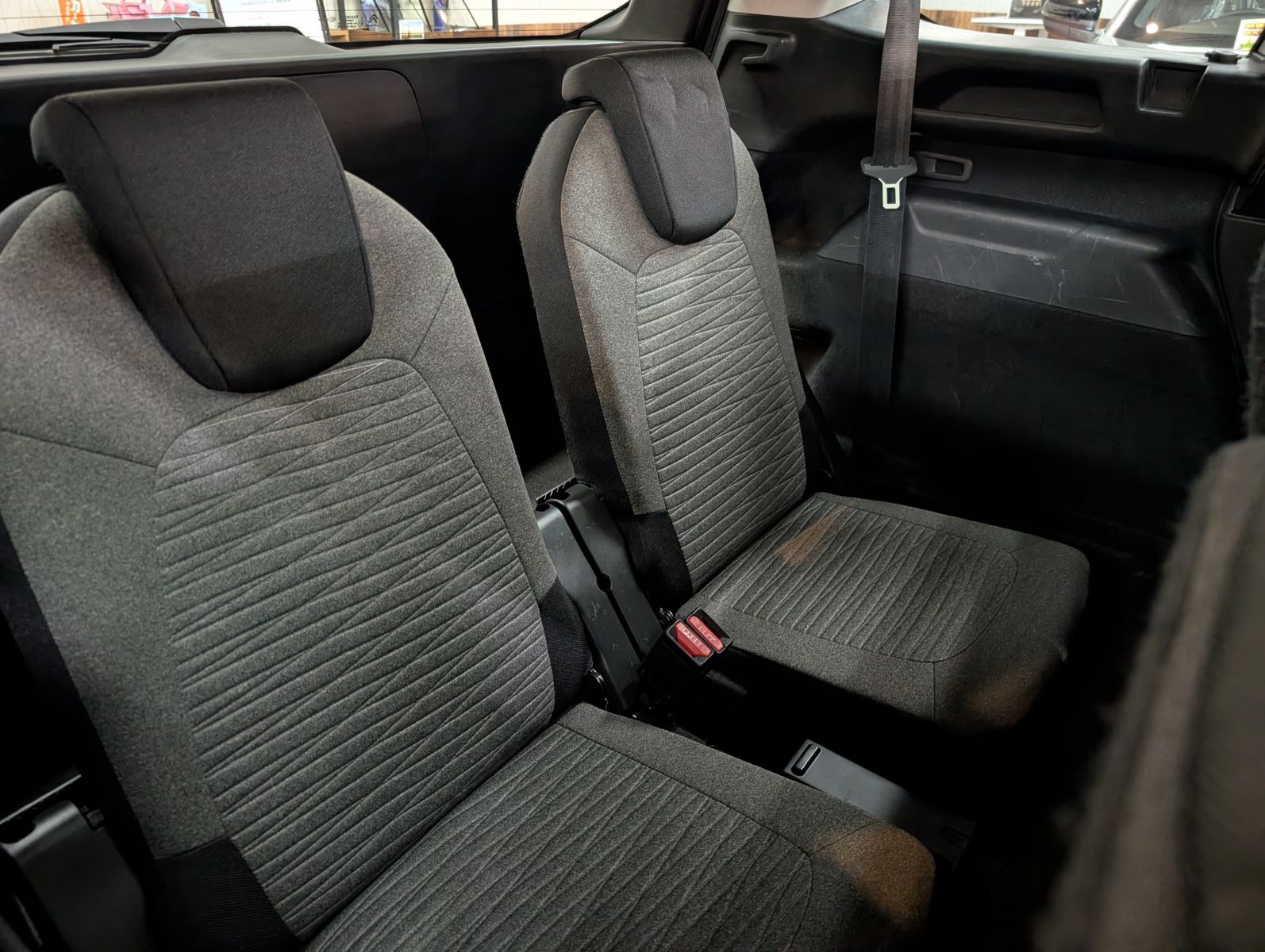 グランドC4スペースツアラーのラゲッジと3列目シート